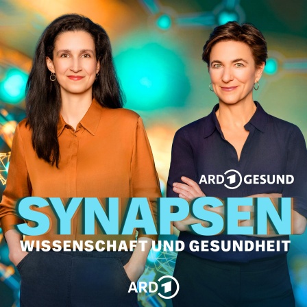 Beke Schulmann und Korinna Hennig stehen vor einem abstrakten, wissenschaftlich anmutenden Hintergrund mit leuchtenden Molekülstrukturen. Beide blicken freundlich in die Kamera.