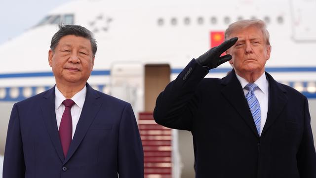 US-Präsident Trump und Chinas Staats-und Parteichef Xi Jinping stehen nebeneinander. Im Hinter-Grund steht ein Flug-Zeug. US-Präsident Trump begrüßt Xi auf dem Roll-Feld des Militär-Stützpunkts Joint Base Andrews.