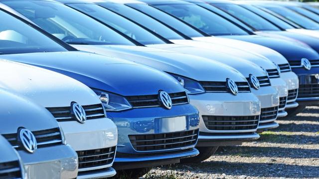 Viele Autos von VW nebeneinander