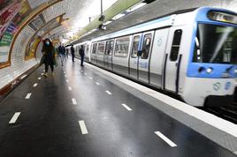 Photo d’illustration du métro parisien, où trois femmes ont été légèrement blessées vendredi 26 décembre sur le quai de trois stations de la ligne 3.