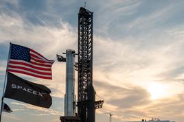 Le vaisseau spatial SpaceX Flight 8 est stationné avant le lancement sur la plage de Boca Chica le 3 mars 2025 à Boca Chica Beach, Texas.
