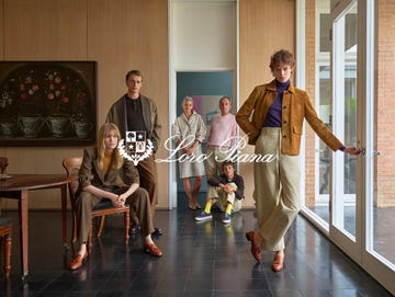 campagna loro piana autunno inverno 2026 2027 con modelli e protagonisti riuniti in un ambiente domestico.