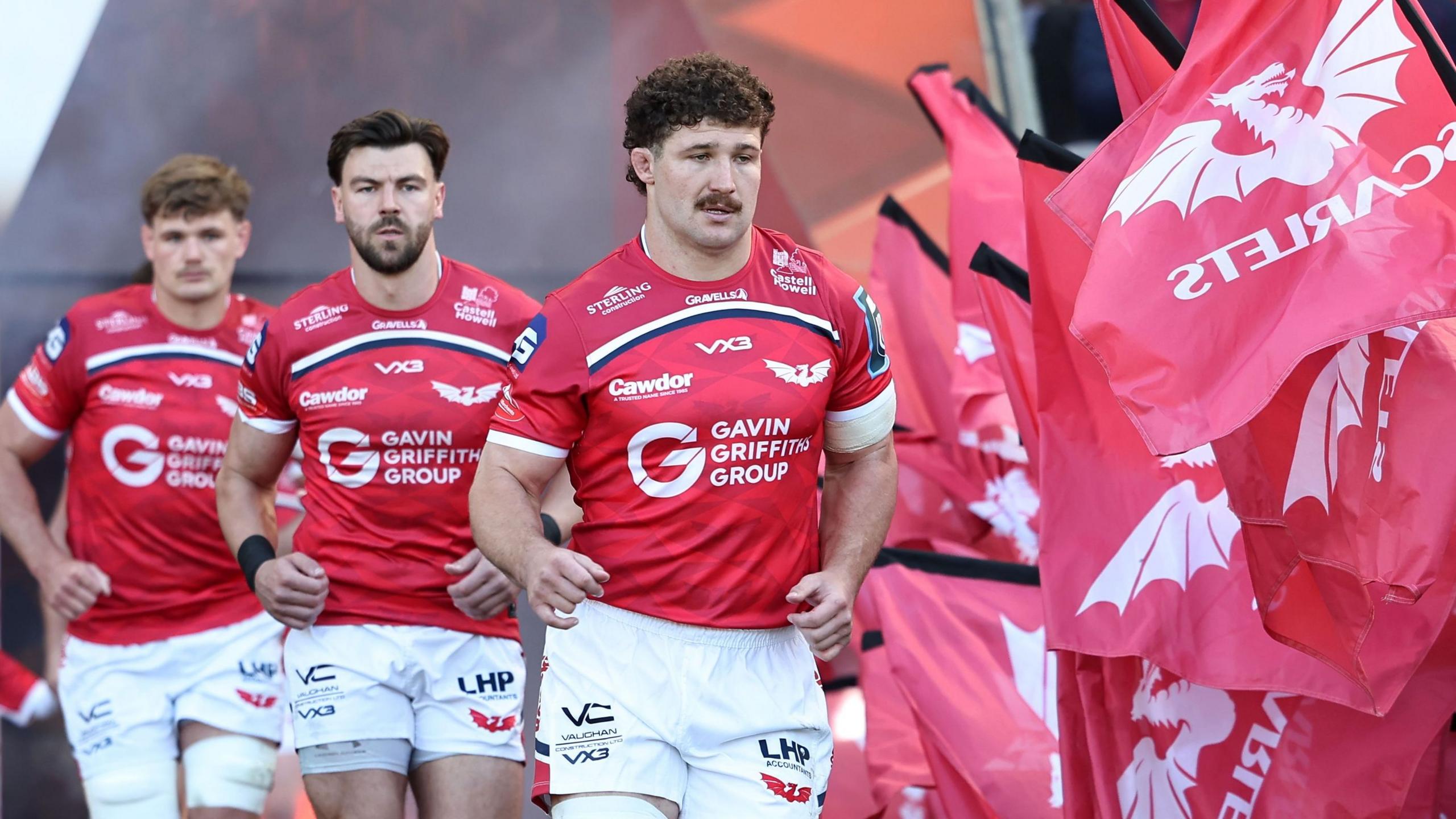Fletcher Anderson runs out of the tunnel in Scarlets kit