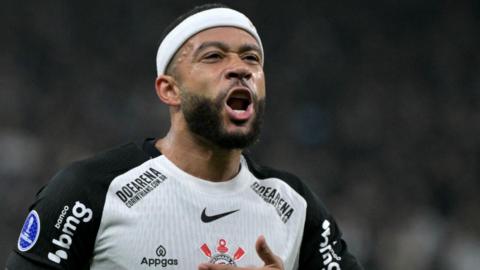 Corinthians' Dutch forward #10 Memphis Depay celebrates after scoring during the Copa Sudamericana group stage football match between Brazil's Corinthians and Colombia's America de Cali 