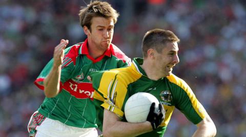 Kerry's Dasrragh O Se is challenged by Mayo's Ronan McGarrity during the 2006 All-Ireland final