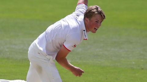 Ben Allison bowling for Worcestershire