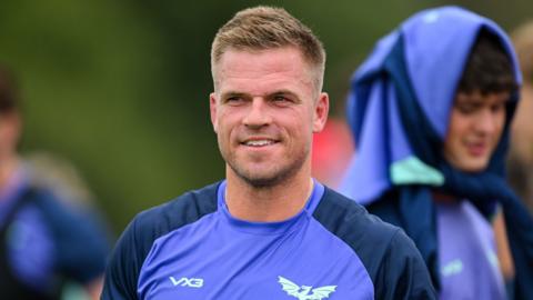 Gareth Anscombe in training for Scarlets ahead of the 2026-27 season.