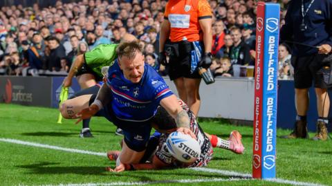 Tom Johnstone scores Wakefield's second try against Leigh