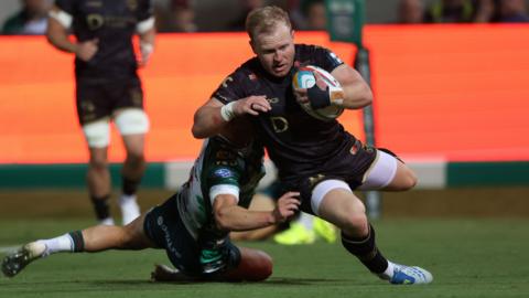 Tinus de Beer crosses to score a try for Dragons at Benetton