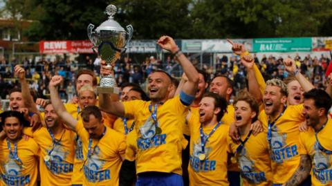 Lokomotive Leipzig celebrating and raising the league trophy