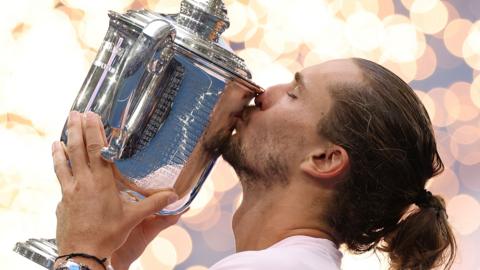 Alexander Zverev kisses the US Open trophy