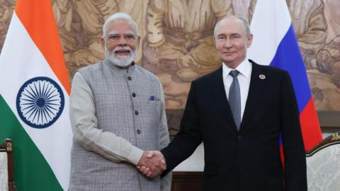 Indian Prime Minister Narendra Modi (left) and Russian President Vladimir Putin shake hands at a security summit in Bishkek, Kyrgyzstan. Photo: 31 August 2026
