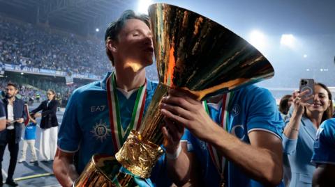 Scott McTominay holding the Serie A title 