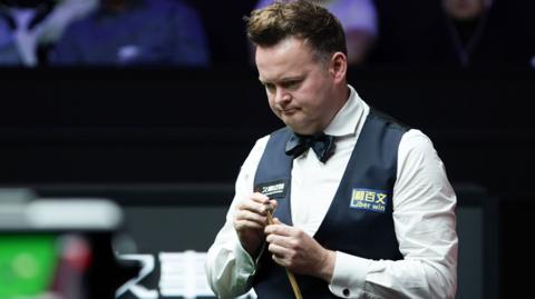 Shaun Murphy chalks his cue