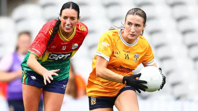 Maria O'Neill on the ball with Carlow's Edel Hayden in pursuit 