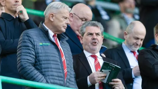 Adrian Bevington (R) alongside chairman Dave Cormack (L)
