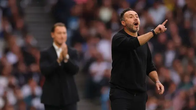 Roberto de Zerbi pointing on the touchline with Matthias Jaissle out of focus in the background