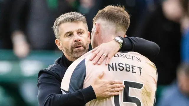 Aberdeen Head Coach Stephen Robinson and Kevin Nisbet at full time during a William Hill Premiership match between Hibernian and Aberdeen at Easter Road, on September 19, 2026, in Edinburgh, Scotland