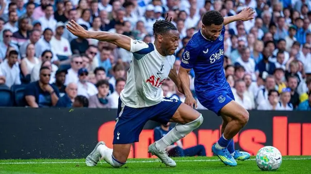  Everton's Iliman Ndiaye under pressure from Tottenham Hotspur's Destiny Udogie 