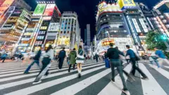 很多人在日本路上走