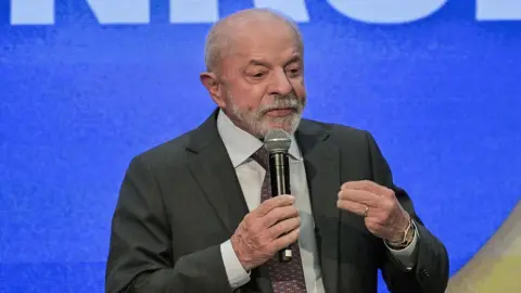 Lula speaks into a microphone.