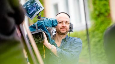 Kameramann mit Filmkamera