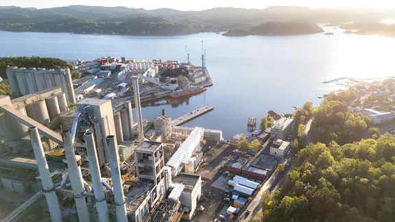 Blick von rechts auf die Zementfabrik in Brevik in Norwegen in Richtung Wasser 