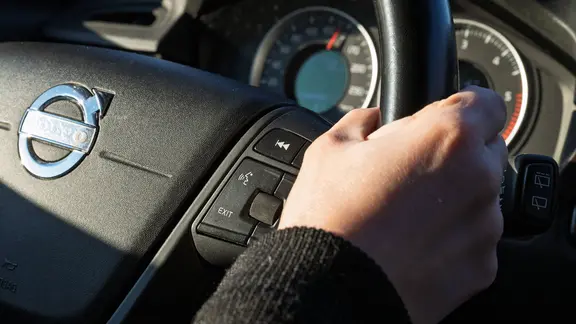 Ein Autofahrer am Steuer.