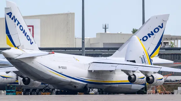 Ukrainische Antonov werden am Flughafen Leipzig/Halle gewartet. Nach dem Drohnenvorfall in der vergangenen Woche laufen die Ermittlungen. Die für einen Angriff ausgerüstete Drohne war nach Angaben aus Sicherheitskreisen nahe einer ukrainischen Transportmaschine sichergestellt worden.