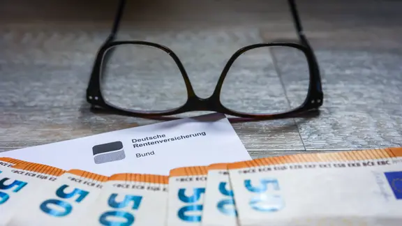 Rentenbescheid mit Geld 