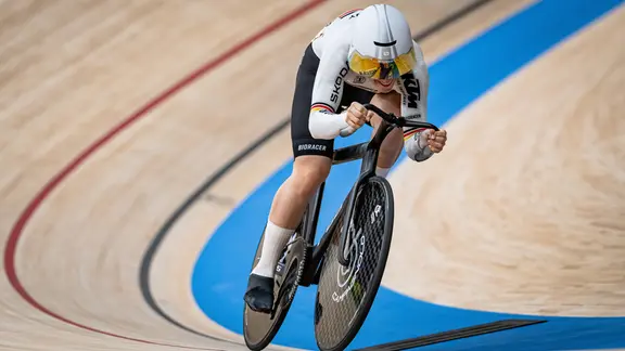 Die Magdeburgerin Pauline Grabosch ist neue Bahnradweltmeisterin im Zeitfahren über 1.000 Meter.