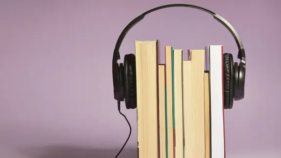 Kopfhörer auf Büchern