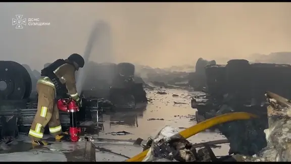 Ein ukrainischer Feuerwehrmann bei Löscharbeiten.