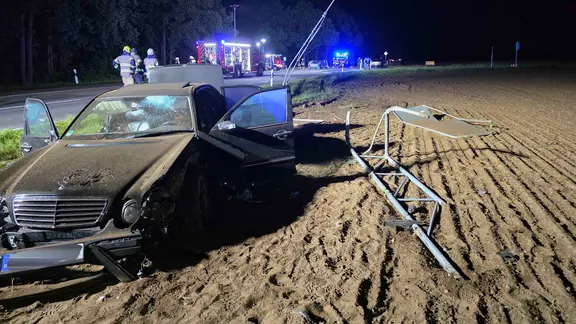 ein beschädigter Mercedes steht nach einem Unfall auf einer Wiese