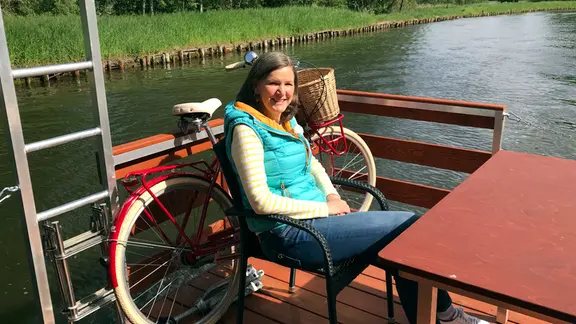 Heike Götz unterwegs mit einem Floß auf dem Kammerkanal zwischen Zierker See (Neustrelitz) und Woblitzsee.