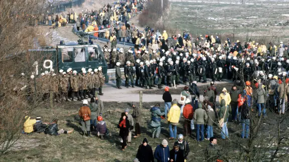 Demonstration gegen das geplante Atomkraftwerk in Brokdorf 1981
