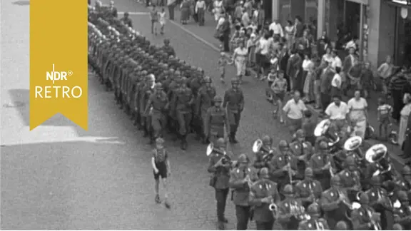 Aufmarsch der Bundeswehr mit Militärkapelle 1960 in einer Kleinstadt.