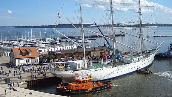 Die "Gorch Fock" wird in Stralsund zurück an ihren angestammten Liegeplatz bugsiert.