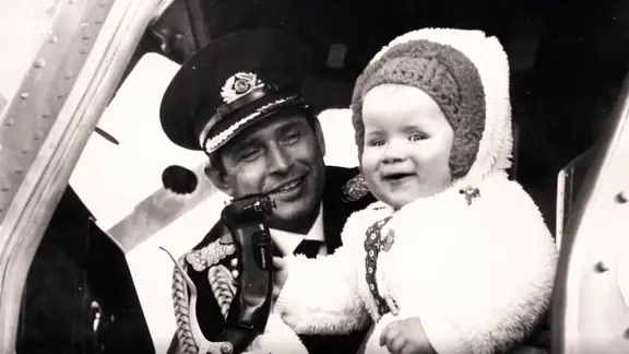 Bettina Hoge als Einjährige in einem NVA-Hubschrauber.