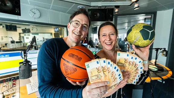 Zwei Personen, Horst Hoof und Mandy Schmidt, halten freudig Geldscheine in die Kamera.