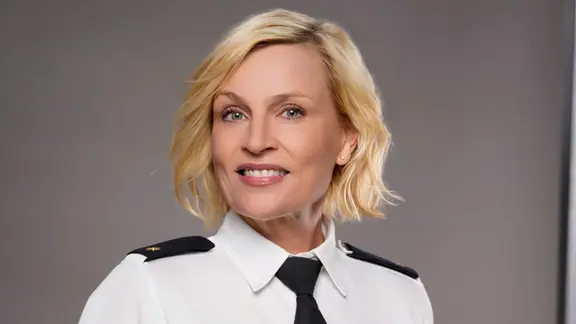 Sanna Englund trägt eine Polizeiuniform.