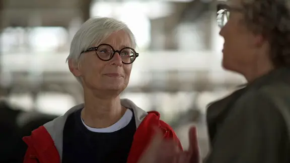 Zwei Frauen unterhalten sich