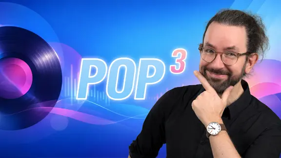 NDR 2 Musikredakteur Pascal Strehler mit dem Schriftzug "Pop³" (Hintergrund KI-generiert)