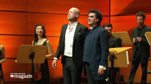 Dirigent und Countertenor Maarten Engeltjes (li.) und Rolando Villazón verabschieden sich vom Publikum.