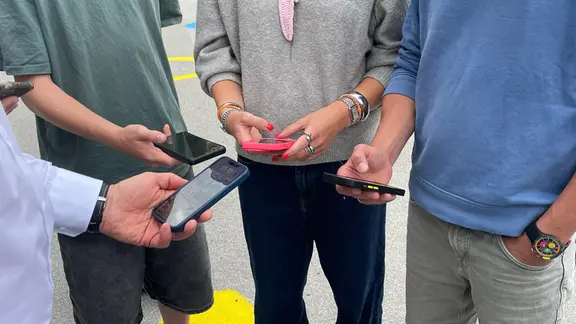 Eine Gruppe von Menschen mit Smartphones in den Händen