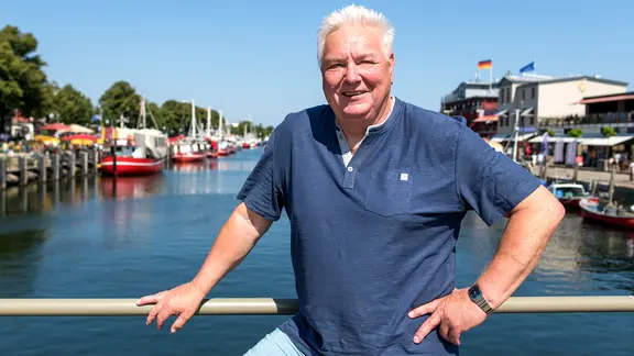 Gerd Kische steht am Alten Strom in Warnemünde. (Aufnahme von 2020)