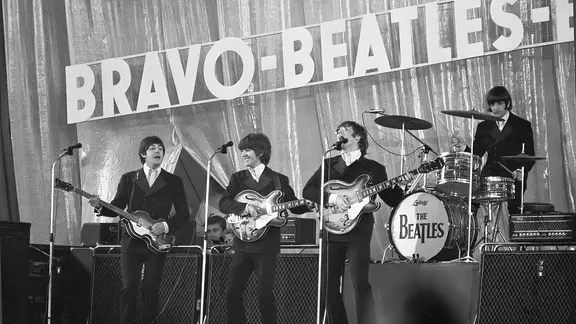 Die Beatles in Hamburg, 26. Juni 1966, Konzert in der Ernst-Merck-Halle im Rahmen ihrer "BRAVO Blitztournee" durch drei deutsche Städte. 