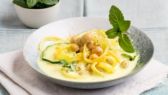 Orientalische Joghurt-Zitronensuppe in einem Suppenteller.