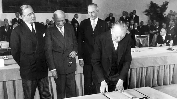 Die Unterzeichner des Deutschlandvertrages (l-r): Sir Anthony Eden (Großbritannien), Robert Schuman (Frankreich) und Dean Acheson (USA) sowie Bundeskanzler und Außenminister Dr. Konrad Adenauer am 26. Mai 1952 im Bonner Bundesratssaal.