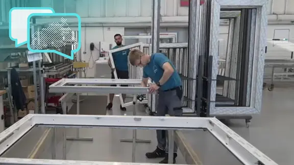 Handwerker arbeiten an Fenstern.